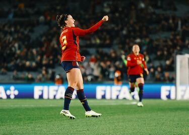 Alegría de Teresa Abelleira tras anotar el primer gol de la selección española femenina.