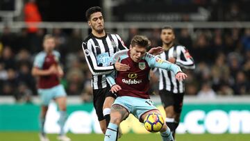 Mikel Merino ante el Burnley.