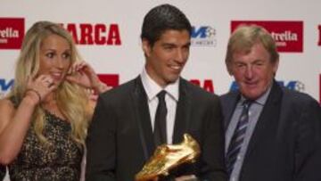 Luis Suárez, con su esposa Sofía y Kenny Dalglish.