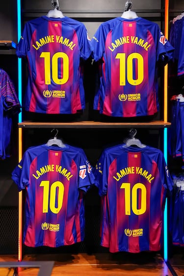 El Barcelona ha anunciado que el delantero Lamine Yamal, lucirá el dorsal '10' la próxima temporada.
