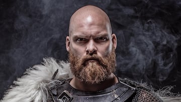 Guerrero vikingo empuñando un arma en una toma de estudio.