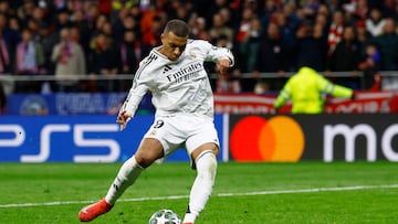 Soccer Football - Champions League - Round of 16 - Second Leg - Atletico Madrid v Real Madrid - Metropolitano, Madrid, Spain - March 12, 2025 Real Madrid's Kylian Mbappe scores a penalty during the penalty shootout REUTERS/Susana Vera