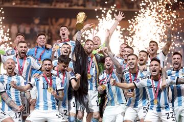 Leo Messi y el resto de jugadores argentinos celebran con la Copa del Mundo.