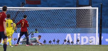 Olsen sigue el balón con la mirada tras un remate de Morata.