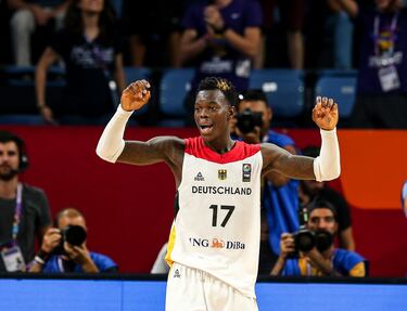 Hijo de padre alemán y madre gambiana, a Dennis Schröder (28 años) le ha tocado la difícil papeleta de convertirse en el nuevo referente de la Alemania post-Nowitzki. Y aunque los resultados no han acompañado, los números del base sí lo han hecho: promedió 23,7 puntos en el Eurobasket de 2017 y 19,6 (más 9,4 asistencias) en el Mundial de hace tres años. Número 17 del draft dn 2013, aterrizó en Atlanta ese verano. Jugó en los Hawks durante sus primeras cinco temporadas antes de pasar por los Thunder, los Lakers, los Celtics y los Rockets, su actual equipo. Junto a él estarán otros dos NBA (Franz Wagner y Daniel Theis) más otros clásicos del baloncesto alemán como Johannes Voigtman, Andreas Obst, Maodo Lo... Un equipo a tener en cuenta: juega en casa (la primera fase de su grupo es en Colonia y las eliminatorias en Berlín) y llega tras tumbar en las Ventanas, y con contundencia, a la Eslovenia de Doncic.