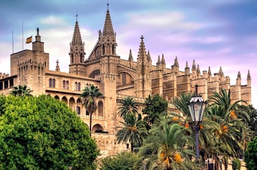 La notable catedral conocida también como La Seu es el monumento más visitado de Baleares con más de 1,2 millones de personas al año. Uno de sus mayores atractivos es el impresionante rosetón gótico de más de 12 metros de diámetro. 