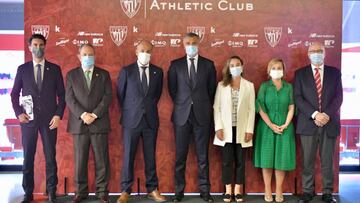 Los participantes en el acto en el que se detallaba el informe