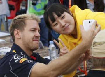 Sebastian Vettel con una seguidora.