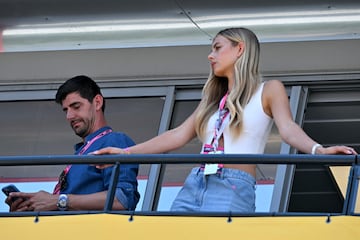 Thibaut Courtois junto a su mujer, Mishel Gerzig, durante el Gran Premio de Mónaco de la Fórmula 1.