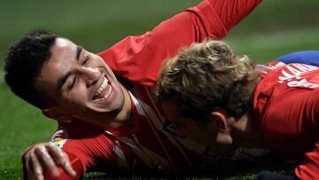 Atletico Madrid's Argentinian forward Angel Correa (L) celebrates a goal with Atletico Madrid's French forward Antoine Griezmann during the Spanish league football match between Club Atletico de Madrid and Valencia CF at the Wanda Metropolitano