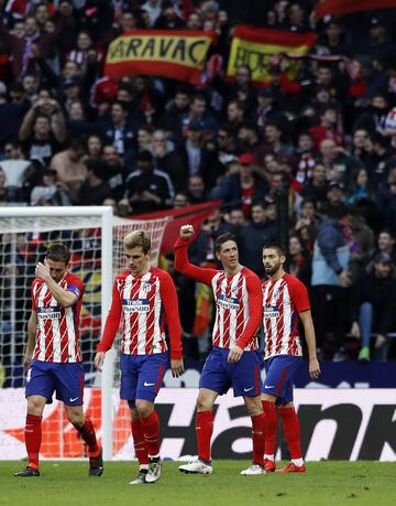 Fernando Torres celebra el 2-0 con el equipo.