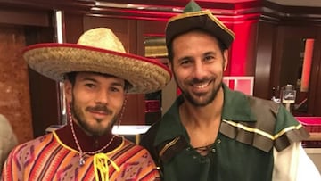 Claudio Pizarro celebra el carnaval con sus compa&ntilde;eros del Colonia.