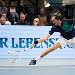 Medvedev vuelve con victoria para acercarse a las Finals