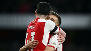 Soccer Football - Premier League - Arsenal v Chelsea - Emirates Stadium, London, Britain - April 23, 2024 Arsenal's Leandro Trossard celebrates scoring their first goal with Declan Rice REUTERS/Dylan Martinez NO USE WITH UNAUTHORIZED AUDIO, VIDEO, DATA, FIXTURE LISTS, CLUB/LEAGUE LOGOS OR 'LIVE' SERVICES. ONLINE IN-MATCH USE LIMITED TO 45 IMAGES, NO VIDEO EMULATION. NO USE IN BETTING, GAMES OR SINGLE CLUB/LEAGUE/PLAYER PUBLICATIONS.