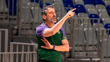 Ibon Navarro dirige una sesión del Unicaja.