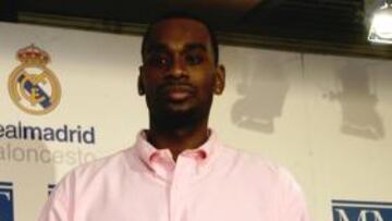 <b>PRESENTADO. </b>Fischer posó así con la nueva camiseta madridista.