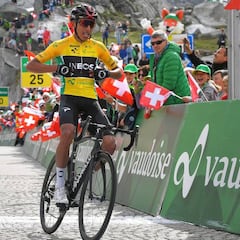 Bernal avisa para el Tour: fue imparable en San Gottardo