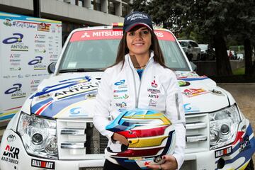 Es la primera mujer piloto de coches española en conseguir terminar el Dakar