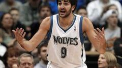 Ricky Rubio reclama al &aacute;rbitro en un momento del partido que los Timberwolves ganaron a los Thunder en el Target Center de Minneapolis.