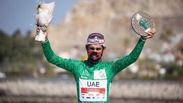El ciclista colombiano Fernando Gaviria posa en el podio como ganador de la clasificación de los puntos en el Tour de Omán 2022.