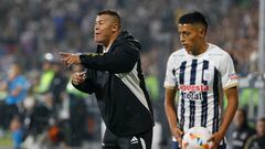 Futbol, Alianza de Lima vs Colo Colo.
Fase de grupos, Copa Libertadores 2024.
El entrenador de Colo Colo Jorge Almiron, dirige durante el partido de copa libertadores contra Alianza de Lima  por el grupo A disputado en el estadio Alejandro Villanueva.
Lima, Peru.
15/04/2024
Violeta Ayasta/Photosport

Football, Alianza de Lima vs Colo Colo.
Group stage, Copa Libertadores 2024.
Colo Colo's head coach Jorge Almiron gestures during the copa libertadores match against Alianza de Lima for group A  at the Alejandro Villanueva stadium.
Lima, Peru.
15/04/2024
Violeta Ayasta/Photosport