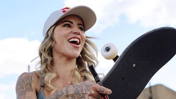 La skater Leticia Bufoni firmando una tabla de skate en Johannesburg, Sudáfrica, el 3 de marzo del 2023.