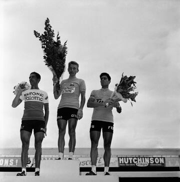 Federico Martín Bahamontes segundo en el Tour de Francia de 1963. En la imgen, en el podio con Jacques Anquetil, campeón de la carrera, y José Pérez-Francés, tercero.