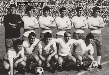 1 de junio de 1972 (La Romareda). Real Zaragoza, 4 - Cádiz, 0. De izquierda a derecha: Villanova, Rico, Violeta, Royo, Manolo González, Molinos. Agachados: Oliveros, Planas, Ocampos, Costa y Galdós.