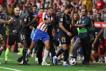 El jugador del Girona, Stuani, tiene que ser sujetado por Rudiger durante la salida del campo de Nacho tras un cruce de palabras. 
 

