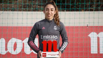 Olga Carmona posa con el trofeo Mahou de mejor jugadora de enero.