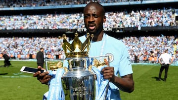 Yaya Touré posa con el trofeo de campeón de la Premier League.