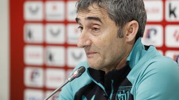 LEZAMA (BIZKAIA), 15/02/2025.-El entrenador del Athletic de Bilbao, Ernesto Valverde,da este sábado una rueda de prensa previa al partido liguero del domingo ante el Espanyol en el RCDE Stadium. EFE/ Miguel Toña