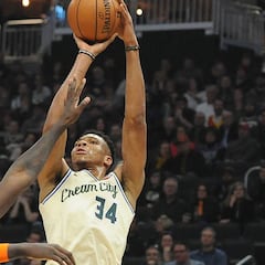 Antetokounmpo destroza a los Knicks en 22 minutos