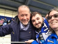 Juan Carlos Escotet, junto a unos aficionados del Depor en las gradas de El Alcoraz.