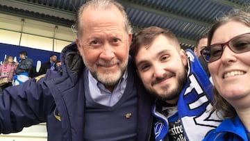 Juan Carlos Escotet, junto a unos aficionados del Depor en las gradas de El Alcoraz.