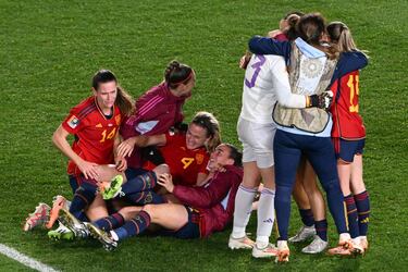 Las jugadoras españolas celebran su victoria ante Suecia en el césped del Eden Park en Auckland.