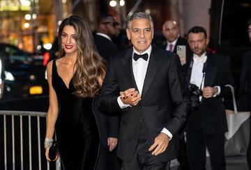 La pareja formada por el actor y por Amal Ramzi Alam Uddin, se casó en 2014 y se casaron un año después. 
El actor es uno de los más cotizados de la industria. Amal ha tenido una vida relativamente normal siendo abogada, aunque también su figura es relevante por ser defensora del fundador de WikiLeaks. 
Se calcula que la riqueza de la pareja ronda los 500 millones de dólares.