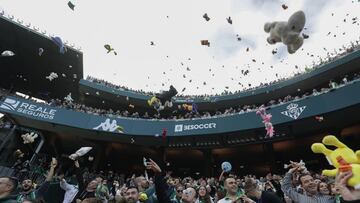 Lluvia de peluches en el Villamarín por una causa solidaria