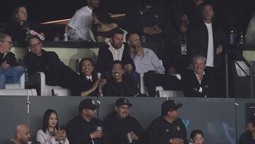LOS ANGELES, CALIFORNIA - APRIL 02: Singer Lionel Richie and basketball player Stephen Curry smiles during the CONCACAF Champions Cup 2025 Quarter-final first leg match between Los Angeles Football Club and Inter Miami at BMO Stadium on April 02, 2025 in Los Angeles, California. Luke Hales/Getty Images/AFP (Photo by Luke Hales / GETTY IMAGES NORTH AMERICA / Getty Images via AFP)