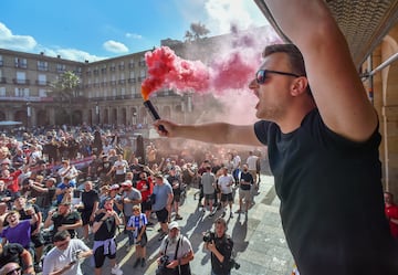 Bilbao ya acoge a los primeros aficionados del Tottenham y Manchester United, que disputarán la final de la Europa League en San Mamés. La ciudad vive un ambiente vibrante, con la final como protagonista en calles.