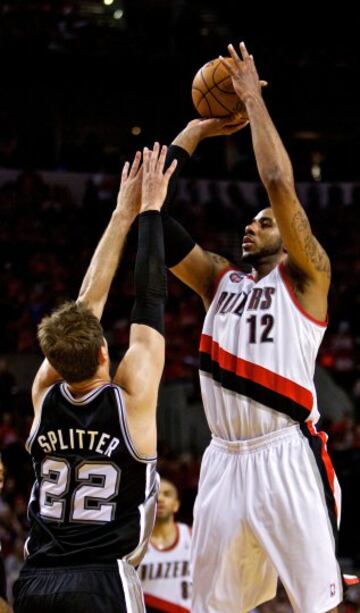 LaMarcus Aldridge lanza sobre Tiago Splitter.