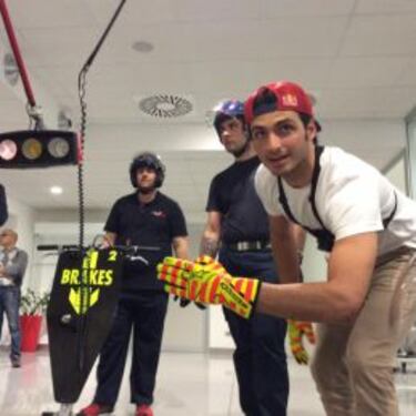 Carlos Sainz, mecánico por un día y ayudando en el 'pit stop'