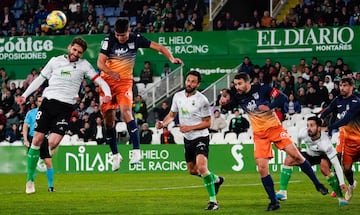 Jon Karrikaburu, del Leganés, frente al Racing en El Sardinero, entre Tienza y Germán.