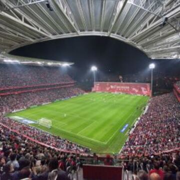 SAN MAMÉS ESPERA AL ATLETI. El Atlético viajó en la tarde de ayer en vuelo chárter a Bilbao para jugar hoy su primer partido en el nuevo San Mamés. La hinchada del Athletic creará esta noche un gran ambiente que espoleará a su equipo.