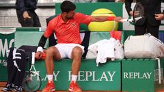 Novak Djokovic rompe su raqueta en el Masters de Montecarlo.