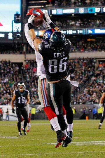 La defensa neoyorkina lo intentó, pero se vió incapaz de remontar un partido en el que el ataque no funcionaba de ninguna manera. En la foto, el safety rookie Landon Collins intercepta un pase dirigido a Zach Ertz. El cornerback Jayron Hosley y el strong safety Brandon Meriwaether también lograrían interceptarle sendos pases a Sam Bradford.