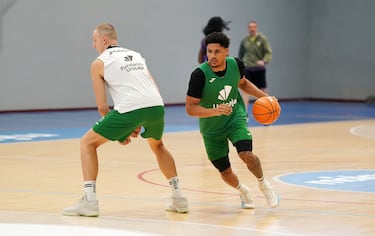 El Unicaja, viaje agotador y refuerzos en marcha