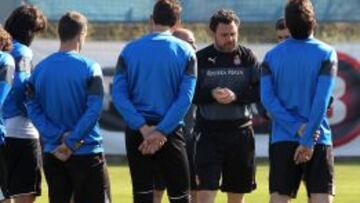 Sergio González y la plantilla.