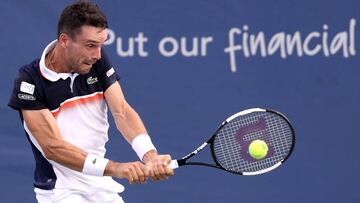 Roberto Bautista dewvuelve una bola ante Frances Tiafoe durante un partido en el Western and Southern Open en el Lindner Family Tennis Center de Mason, Ohio.