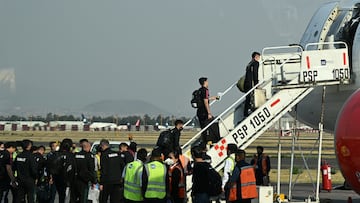 Momento en que los jugadores del Tri parten rumbo a Honduras.